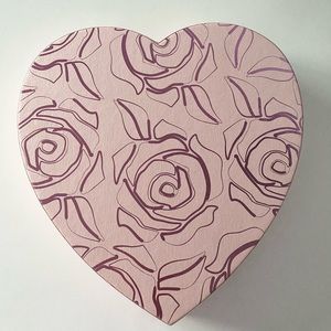 🦋 Free w/$15 purchase: Valentine’s Day (empty) box